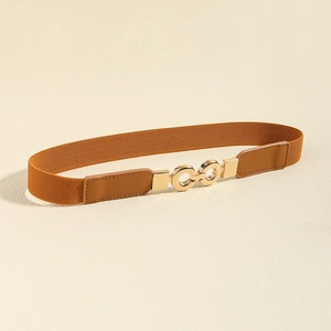 Détail d'une ceinture élastique marron caramel avec boucle à anneaux dorés entrelacés