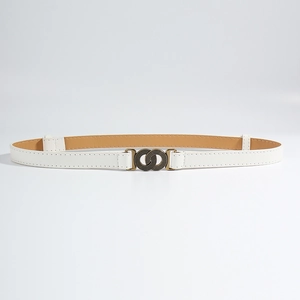 Detailopname van een witte leren riem met een vintage bronzen dubbele ringgesp