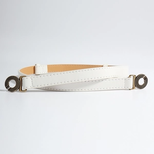 Detail van een witte lederen riem met vintage bronzen dubbele ronde gespen en nette stiksels
