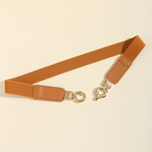 Détail de la ceinture élastique moutarde avec boucle dorée élégante pour robe femme