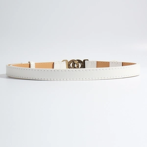 Gedetailleerde close-up van witte leren riem met dubbele gouden ringen en fijne stiksels