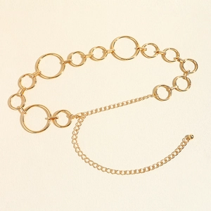 Detailansicht der polierten goldenen Metalltaillenkette mit ineinandergreifenden Ringen und Tropfen