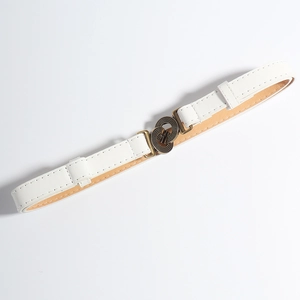 Detail van vintage bronzen dubbele ringgesp en witte lederen riem met stikselwerk