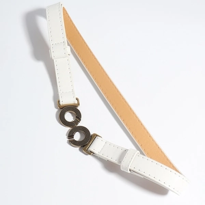 Detail van de witte lederen riem met antieke bronzen dubbele ringgesp en fijn stiksel