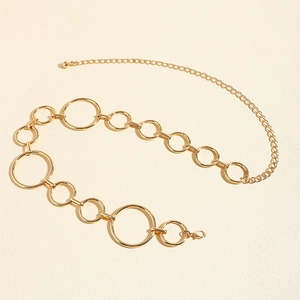 Detail der goldenen Metall-Taillenkette mit ineinandergreifenden Ringen und Verschluss