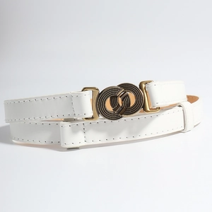 Detail van witte leren riem met vintage gouden dubbele ringgesp en reliëfstructuur