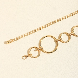 Makroaufnahme einer stylischen goldenen Metall-Taillenkette mit runden Gliedern und Verschluss