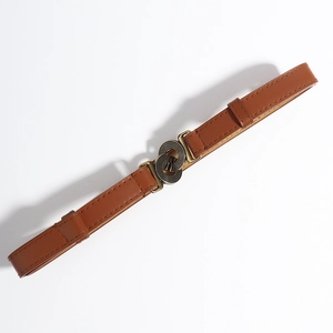 Detailopname van de vintage bronzen dubbele ringgesp en de bruine lederen riem