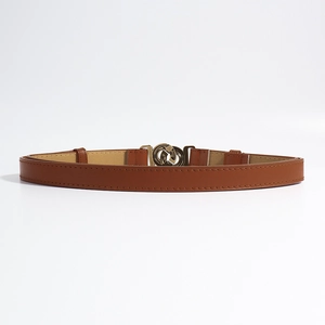 Detail van vintage bruine lederen riem met gouden dubbele ring gesp en strakke stiksels