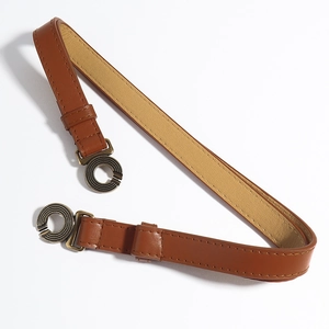 Detail van bruine vintage riem met antiek bronzen dubbele ringgesp op witte achtergrond