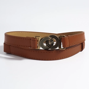 Detail van vintage gouden dubbele ringgesp en bruine lederen riem met stiksels