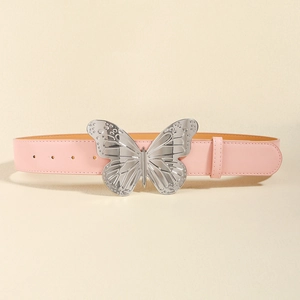 Détail d'une ceinture punk rose avec une grande boucle papillon en métal argenté brillant