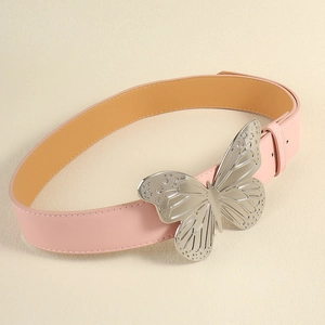 Détail d'une ceinture en cuir rose avec une grande boucle papillon en métal argenté