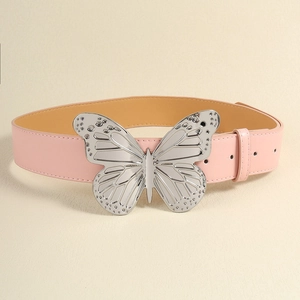 Gros plan sur une ceinture en cuir rose avec une boucle papillon en métal argenté