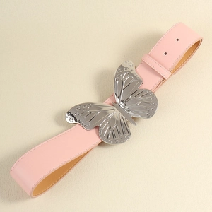 Gros plan sur la ceinture en cuir rose avec une grande boucle papillon en argent