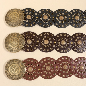 Ceintures vintage Y2K avec boucles métalliques sculptées en noir, café et marron rouge