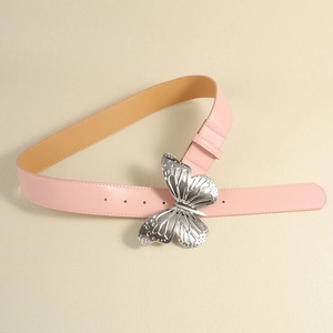 Détail de la boucle papillon en argent poli sur une ceinture en cuir rose pastel