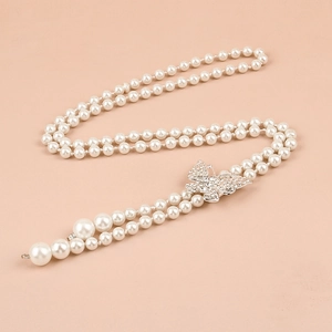 Elegante dubbelrijige parelmoer tailleketting met een zilveren strass vlinderhanger