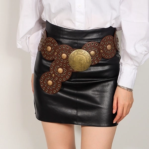 Ceinture cuir style western avec boucle baroque et œillets métalliques sur large bande brune
