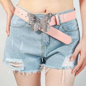 Ceinture en cuir rose avec une grande boucle papillon argentée pour femmes