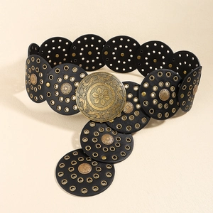 Détail de ceinture bohème avec boucle florale en métal et rivets à motif solaire