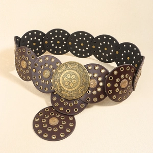 Détail de ceinture bohème vintage avec cercles de cuir marron et boucle en métal