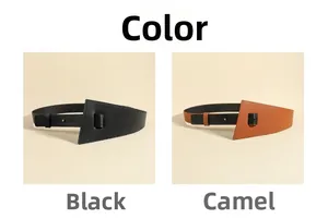 Détail de ceintures larges en similicuir noir et camel avec boucle triangulaire asymétrique