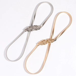 Détails macro des ceintures élastiques en métal doré et argenté avec boucles de rose en 3D