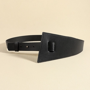 Détail de la ceinture noire en simili cuir avec boucle géométrique et trous de réglage