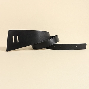 Détail de la ceinture en cuir PU noir avec boucle trapézoïdale et coutures précises