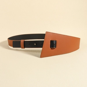 Détail d'une ceinture large en similicuir marron et noir avec boucle géométrique asymétrique