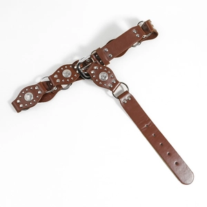 Cintura vintage Y2K in pelle marrone con anelli metallici e borchie decorate