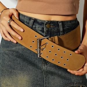 Ceinture large en velours kaki avec œillets argentés et boucle à double ardillon