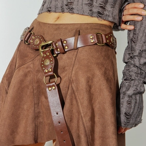 Cintura vintage Y2K in pelle marrone con anelli floreali in metallo su gonna