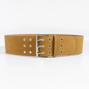 Vue détaillée de la ceinture en daim jaune avec trois rangées d'œillets métalliques