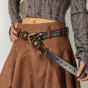 Dettaglio cintura in pelle PU stile western con borchie a sole e fibbie a D-ring