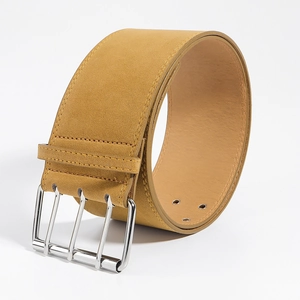 Vue détaillée d'une ceinture large en daim moutarde avec boucle argentée à trois ardillons