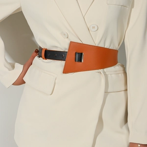 Ceinture large asymétrique en cuir PU marron et noir sur un blazer blanc croisé élégant