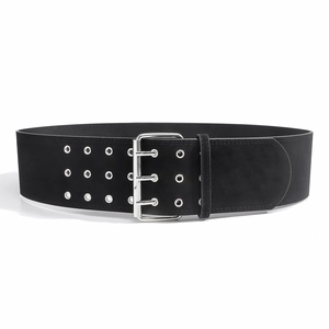 Vue détaillée d'une ceinture large en daim noir avec trois rangées d'œillets métalliques