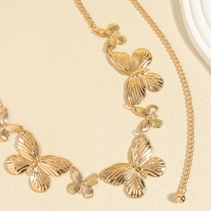 Goldene Taillenkette mit Schmetterlingsanhängern und filigranen Metallgliedern