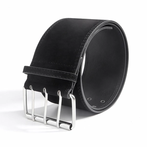Détail montrant la boucle métallique à trois rangées et le cuir suédé noir de la ceinture