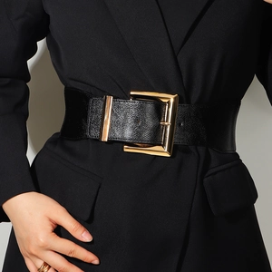 Ceinture large élastique pour femme avec boucle dorée rectangulaire sur blazer noir