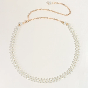 Détail d'une chaîne de taille en perles à double rangée avec fermoir doré et pendentif