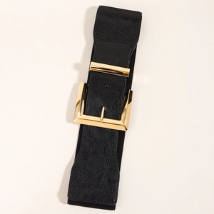 Détail d'une ceinture large élastique noire avec boucle rectangulaire en métal doré poli