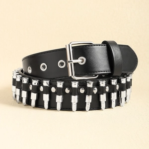 Ceinture Y2K en cuir noir avec rivets balles argentés et boucle à ardillon en métal classique