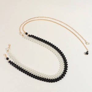 Chaîne de corps élégante à plusieurs rangs de perles noires et blanches et fermoir doré