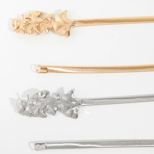 Détails de boucles en forme de feuilles sur ceintures élastiques dorées et argentées