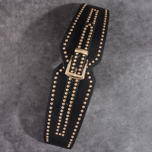 Cinturón ancho negro estilo punk con remaches dorados y hebilla rectangular de metal