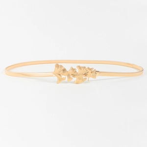 Détail de la chaîne de taille dorée élastique avec boucle en forme de feuille de ginkgo