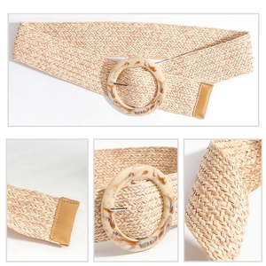 Détails d'une ceinture tressée avec boucle ronde en résine et finitions en similicuir